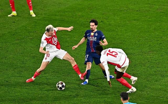 摩纳哥门将神勇扑救,保住球门不失败 摩纳哥门将神勇扑救,保住球门不失败